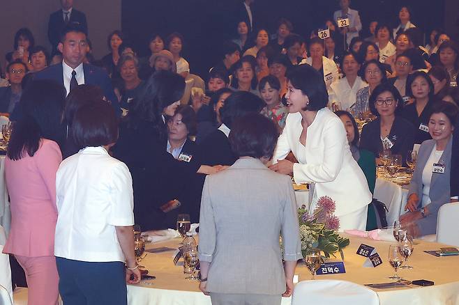 이재명 대통령의 배우자 김혜경 여사가 지난 1일 서울 중구 신라호텔 다이너스티홀에서 열린 제4회 여성기업주간 개막식에 참석해 이석하기에 앞서 이부진 호텔신라 사장과 인사하고 있다. 연합뉴스