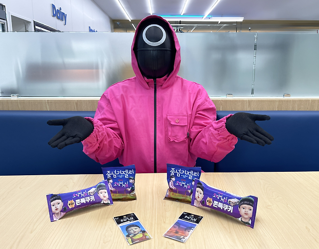<오징어 게임>의 캐릭터인 핑크솔저가 GS25와의 협업 제품을 선보이고 있다. GS25 제공