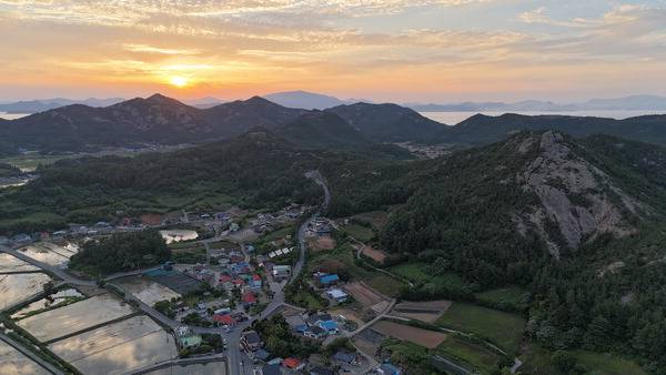차우마을에서 본 공산의 저녁 노을, 오른쪽 바위산이 공산이다.