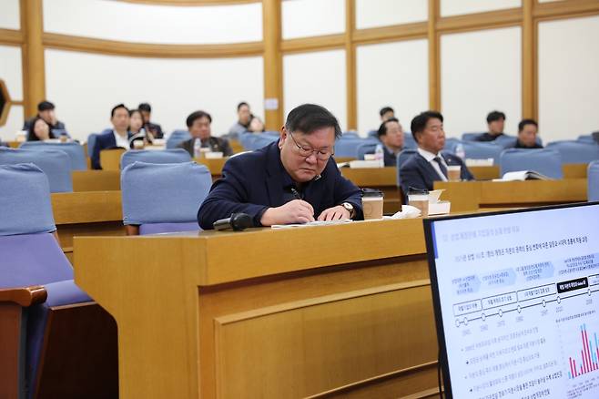 김태년 더불어민주당 의원이 지난 3월 18일 더불어민주당 내 경제 공부 모임인 '경제는 민주당'에서 강의를 경청하고 있다. 김태년 의원실