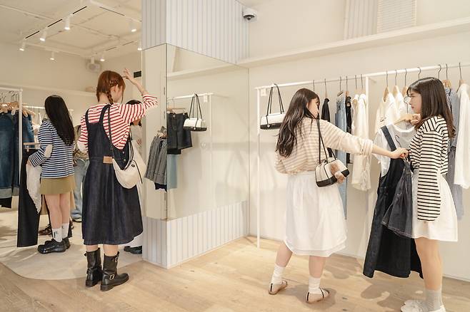 드파운드 한남 쇼룸에서 상품을 보는 고객들 . 드파운드