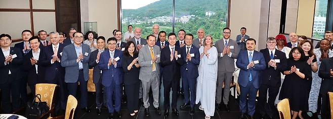 2일 매경미디어센터에서 김지준 APEC 정상회의 준비기획단 기획실장과 이성우 대한상의 APEC 경제인 행사 추진본부장을 연사로 초청해 MKGC 포럼이 열렸다. 앞줄 왼쪽 셋째부터 헥터 비자레알 한국GM 대표, 김용석 서울후지필름BI서비스 사장, 김영제 GE에어로스페이스코리아 사장, 최진계 베올리아코리아 사장, 방실 스텔란티스코리아 대표, 게오르크 슈미트 주한독일대사, 장승준 매일경제 대표이사 부회장, 김지준 기획실장, 돈 베넷 주한뉴질랜드대사. 둘째 줄 가운데부터 모하맛 잠루니 칼리드 주한말레이시아대사, 이성우 추진본부장. 한주형 기자