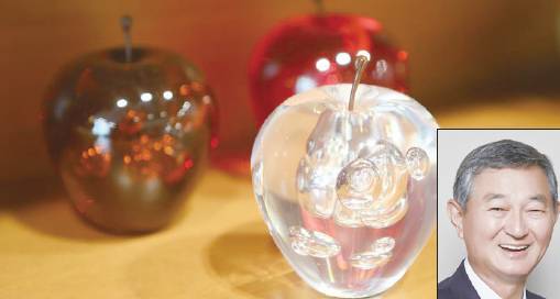 이경수 코스맥스 회장 집무실에 놓여 있는 사과 조각. 이 회장은 해외 출장을 갈 때면 기념품점에 들러 사과 조각을 구입하는 취미가 있다.