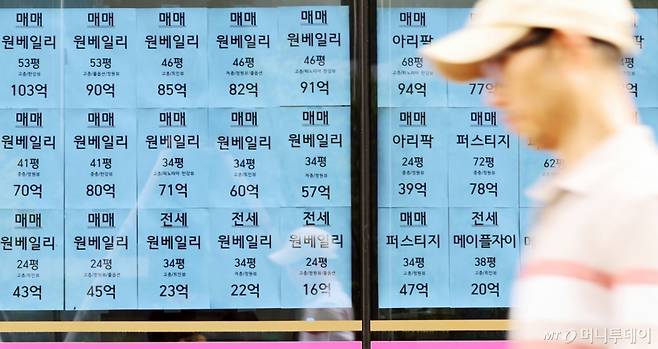 (서울=뉴스1) 황기선 기자 = 1일 서울 시내의 한 공인중개사무소에 매물 안내문이 붙여져 있다. 이날 한국부동산원에 따르면 6월 23일 기준 서울 아파트 매매가격은 전주 대비 0.43% 상승했다. 이는 2018년 9월 둘째 주(0.45%) 이후 6년 9개월 만에 가장 높은 주간 상승률로 집값 급등기였던 2020년보다도 큰 오름폭이다. 2025.7.1/뉴스1 Copyright (C) 뉴스1. All rights reserved. 무단 전재 및 재배포, AI학습 이용 금지. /사진=(서울=뉴스1) 황기선 기자