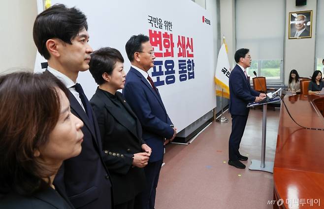 송언석 국민의힘 비상대책위원장 겸 원내대표가 2일 오전 서울 여의도 국회에서 '국민의 마음을 푯대로 삼아 전진하겠습니다'를 주제로 취임 기자회견을 하고 있다. 왼쪽부터 최수진, 박성훈 원내대변인, 김은혜 원내정책수석, 유상범 원내운영수석부대표, 송 비대위원장. 2025.7.2/뉴스1 Copyright (C) 뉴스1. All rights reserved. 무단 전재 및 재배포, AI학습 이용 금지.