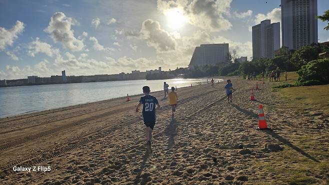 마라톤은 결국 자신과의 싸움이지만, 가족 등 누군가의 응원과 환호가 필요한 '상생'과 '공존'의 장이다. /괌=김고금평 기자