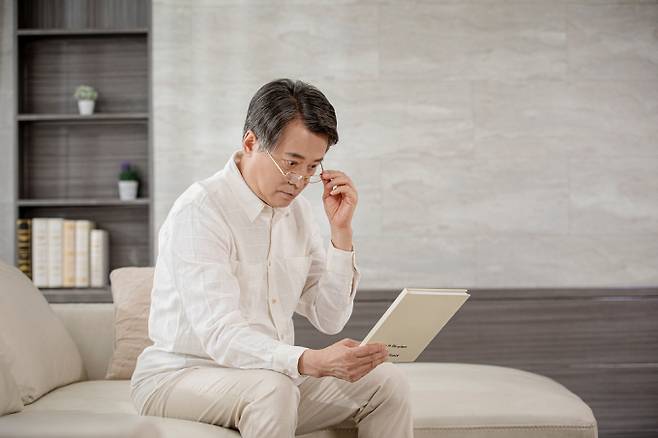 노안 증상과 치료법이 주목된다. 사진은 기사 내용과는 무관함. /사진=클립아트코리아