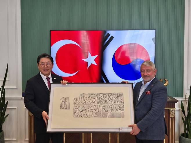 홍태용 김해시장(왼쪽)이 할릴 이브라힘 아쉬근 초롬시장에게 상형문자의 방 탁본 원본을 기증하고 있다./사진=김해시