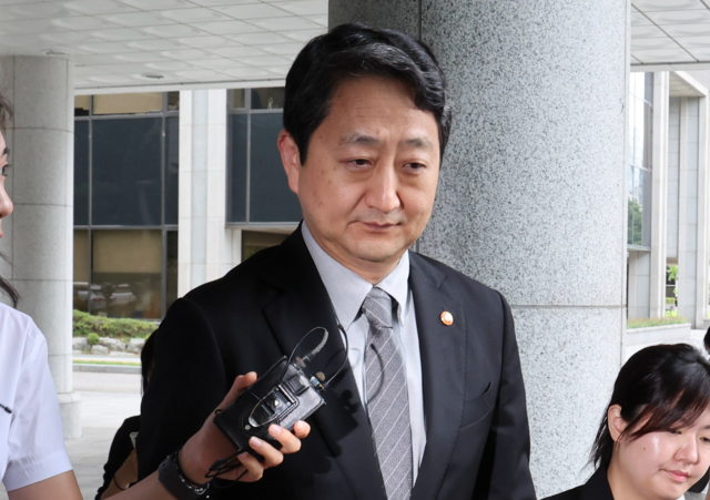 심각 : 안덕근 산업통상자원부 장관이 2일 오전 서울 서초구 서울고검에 마련된 내란특검 사무실에 조사를 받기 위해 출석하고 있다. 뉴시스