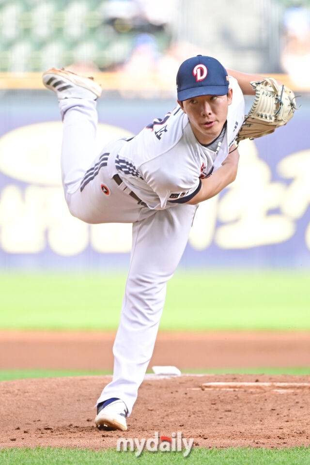 1일 서울 잠실야구장에서 열린 '2025 신한 SOL BANK KBO리그' 삼성 라이온즈와 두산 베어스 경기. 두산 선발 최민석이 선발투수로 나와 힘차게 투구하고 있다./잠실=한혁승 기자