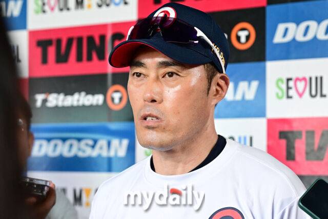 1일 서울 잠실야구장에서 열린 '2025 신한 SOL BANK KBO리그' 삼성 라이온즈와 두산 베어스 경기. 두산 조성환 감독 대행이 경기 전 인터뷰를 하고 있다./잠실=한혁승 기자