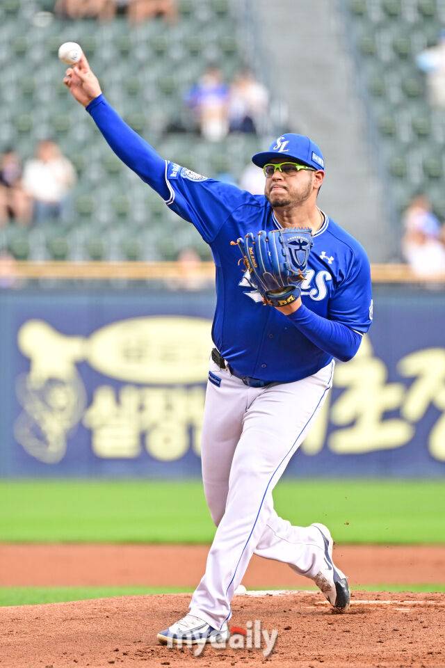 1일 서울 잠실야구장에서 열린 '2025 신한 SOL BANK KBO리그' 삼성 라이온즈와 두산 베어스 경기. 삼성 후라도가 선발투수로 나왔다./잠실=한혁승 기자