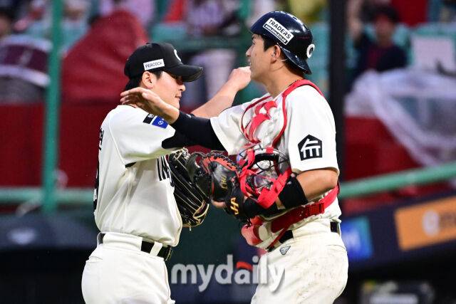 15일 오후 인천SSG랜더스필드에서 진행된 '2025 프로야구 KBO리그' 롯데-SSG의 경기. 1-0으로 승리한 SSG 조병현과 조형우 포수가 하이파이브를 하고 있다./마이데일리