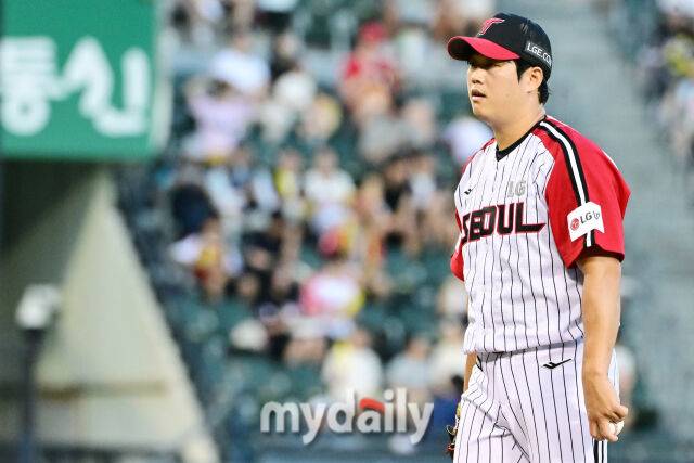 29일 오후 서울 잠실야구장에서 진행된 '2025 프로야구 KBO리그' KIA-LG의 경기.LG 함덕주가 9회초 구원 등판해 역투를 펼치고 있다./마이데일리