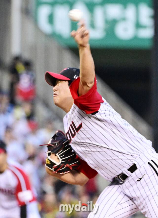 29일 오후 서울 잠실야구장에서 진행된 '2025 프로야구 KBO리그' KIA-LG의 경기.LG 함덕주가 9회초 구원 등판해 역투를 펼치고 있다./마이데일리