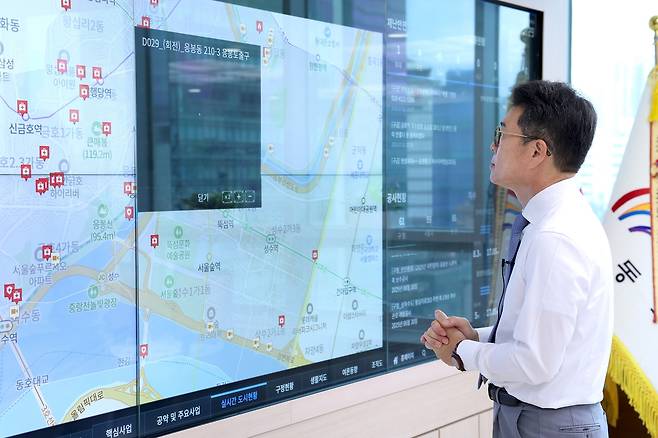 정원옹 성동구청장이 응봉산과 대현산 사방사업과 하수관로 보수공사 현장을 모니터링하며 하루를 시작했다.