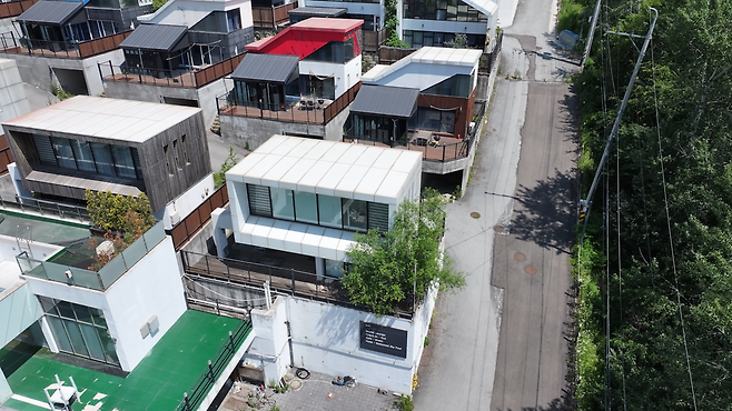 경매로 나온 경기도 양평군 양동면의 한 풀빌라(앞줄 오른쪽). 안경찬PD