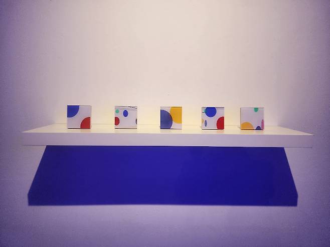 이전 모빌 작업이 담긴 아크릴판넬 작품도 전시장 한 켠에서 볼 수 있다. 곽인숙 기자