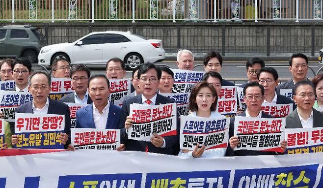 국민의힘 송언석 당대표 권한대행 겸 원내대표 등 의원들이 1일 서울 용산 대통령실 앞에서 열린 현장 의원총회에서 김민석 국무총리 후보자 지명 철회를 요구하는 구호를 외치고 있다. 연합뉴스