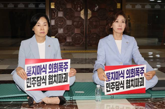 로텐더홀 앞 농성하는 나경원, 서명옥 의원 (서울=연합뉴스) 박동주 기자 = 국민의힘 나경원(오른쪽), 서명옥 의원이 27일 국회 로텐더홀에서 김민석 국무총리 후보자의 지명 철회, 법제사법위원장 반환을 촉구하며 농성을 하고 있다. 2025.6.27 pdj6635@yna.co.kr (끝) <저작권자(c) 연합뉴스, 무단 전재-재배포, AI 학습 및 활용 금지> 연합뉴스