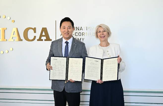 오세훈 서울시장이 1일(현지시간) 오스트리아 소재 국제반부패아카데미(IACA)에서 슬라쟈냐 타세바(Slagjana Taseva) 학장과 MOU를 체결한 뒤 기념 촬영하고 있다. 서울시 제공