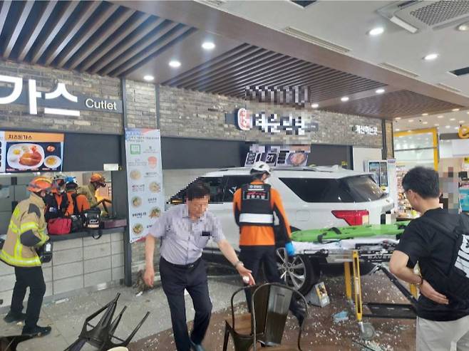 2일 오전 11시32분쯤 강원 강릉시 성산면 보광리 영동고속도로 강릉 대관령 휴게소(강릉방향)에서 A(여·80대)씨가 운전하던 SUV 차량이 휴게소 식당가로 돌진해 10명이 중경상을 입었다. 강원소방본부 제공