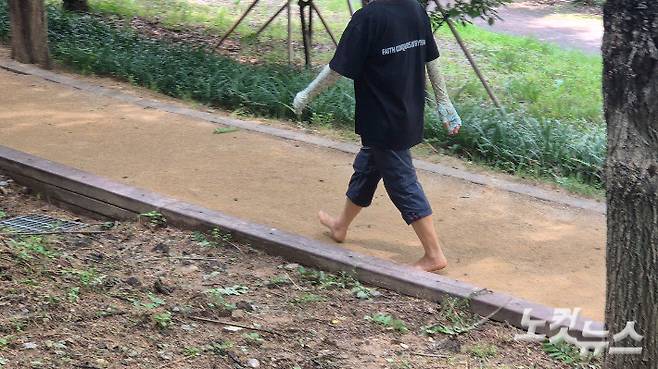 광주 서구 동천동 완충녹지에 조성된 맨발길은 점심시간 잠깐 짬을 내 찾아온 주민들로 붐빈다. 한아름 기자