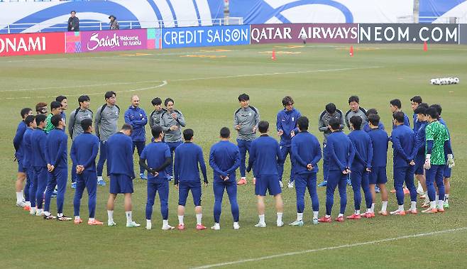 지난 3월 24일 2026 북중미 월드컵 아시아 3차 예선 B조 8차전 요르단전을 앞둔 축구국가대표팀 홍명보 감독이 수원월드컵경기장에서 훈련 사항을 지시하고 있다. 연합뉴스