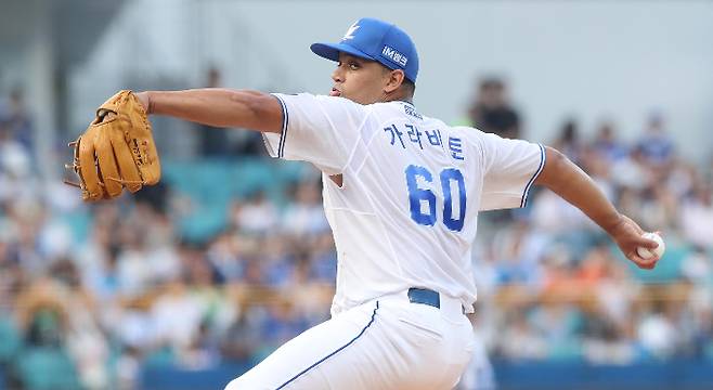 지난달 26일 대구 삼성라이온즈파크에서 열린 2025 프로야구 한화 이글스와 삼성 라이온즈의 경기. 삼성 선발투수 가라비토가 역투하는 모습. 연합뉴스