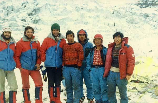 1986년 12월 다울라기리 베이스캠프에서 스페인 원정대와 함께. 우측에서 3번째가 양 이사.