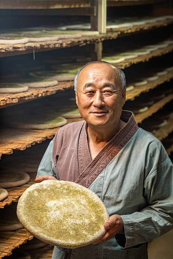 누룩을 들고 있는 금정산성막걸리 유청길 대표.