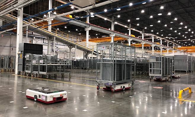 LG전자가 개발한 무인운반차(AGV)가 미국 테네시 공장에서 물건을 옮기는 모습. LG전자 제공