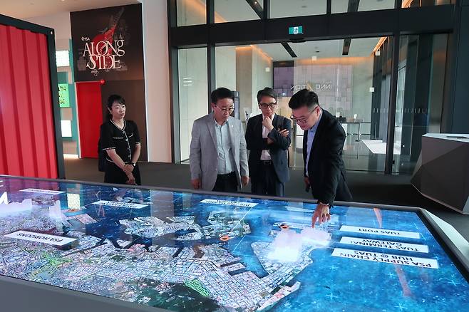 박성호(왼쪽 두 번째) 부산진해경자청장이 세계 2위항만을 보유한 싱가포르를 찾아 미래 해법을 모색하고 있다. 부산진해경자청 제공