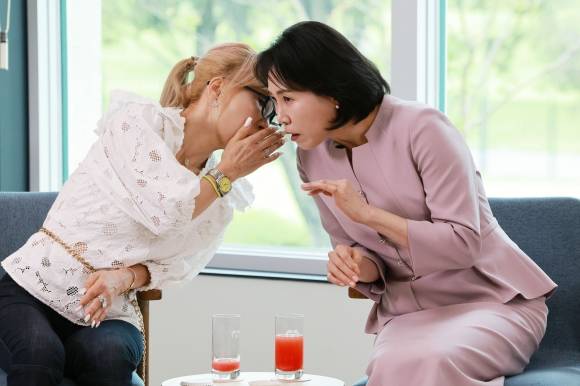이재명 대통령의 부인 김혜경(오른쪽) 여사가 지난달 30일 용산 대통령실 파인그라스에서 열린 문화예술계 수상자 간담회에서 성악가 조수미씨와 귓속말을 나누고 있다. 김 여사와 조씨는 선화예고 4년 선후배 사이다. 연합뉴스