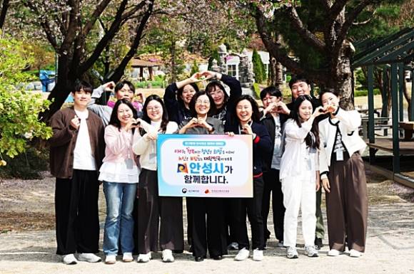 김보라 안성시장(앞줄 가운데)이 지난 5월 1일 ‘인구문제 인식개선 릴레이 캠페인’에 동참하고 있다. (안성시 제공)