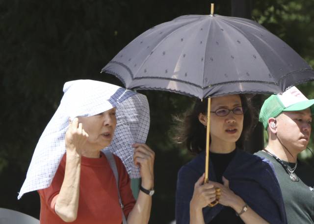 도쿄 우에노 공원을 산책하는 시민들. AP연합뉴스