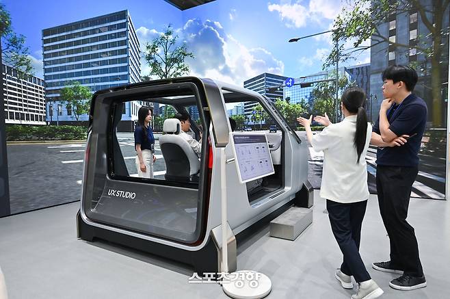 ‘미래 자동차에 이런 기능 넣어주세요’ 현대자동차 ‘UX 스튜디오 서울’에서 이용자들이 미래 자동차 기능 등을 체험해 보고 있다.