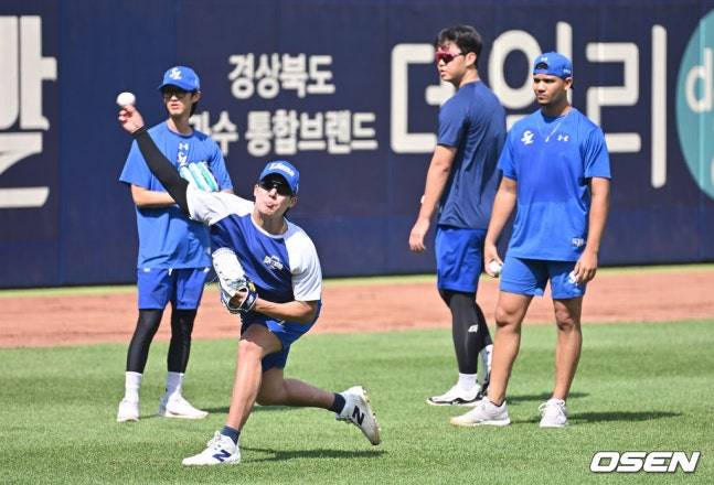 훈련하고 있는 원태인의 모습.