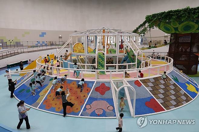 설문대할망전시관 어린이관 (제주=연합뉴스) 백나용 기자 = 제주돌문화공원은 지난 13일 제주의 민속과 신화·돌문화를 보여주는 설문대할망전시관을 개관했다. 사진은 설문대할망전시관 내 어린이관. 2025.6.25 dragon.me@yna.co.kr