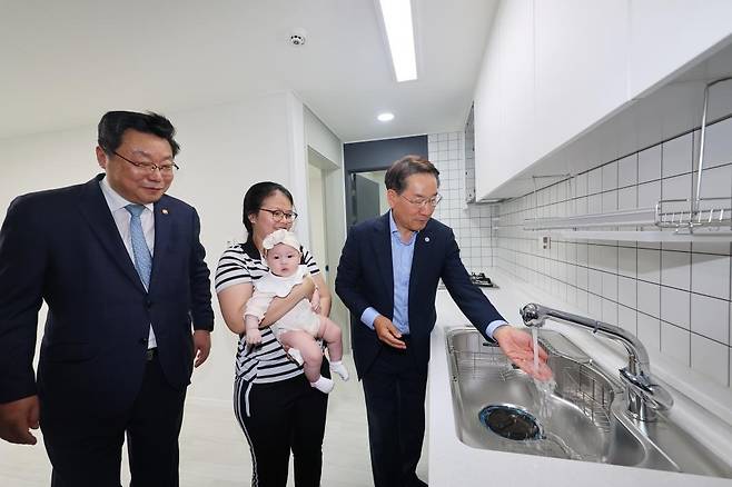 '천원주택 ' 첫 입주 (인천=연합뉴스) 임순석 기자 = 유정복 인천시장과 주형환 저출산고령사회 위원회 부위원장이 2일 인천 미추홀구 숭의동 한 빌라에서 열린 '천원주택' 입주 행사에서 입주 가족과 천원주택을 둘러보고 있다. 2025.7.2 soonseok02@yna.co.kr