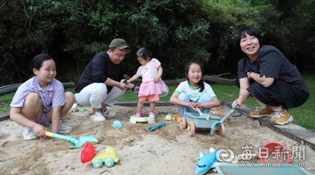 자녀 셋을 키우는 김정식·구승희 씨 부부가 집 앞 모래밭에서 첫째 소울, 둘째 겨울, 셋째 라울과 함께 소꿉놀이를 하고 있다. 정운철 기자 woon@imaeil.com