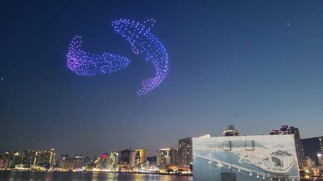 부산의 대표적인 관광 콘텐츠로 자리 잡은 광안리 드론쇼가 레이저쇼와 결합한 공연으로 업그레이드된다. 사진은 광안리 드론쇼. 부산일보DB