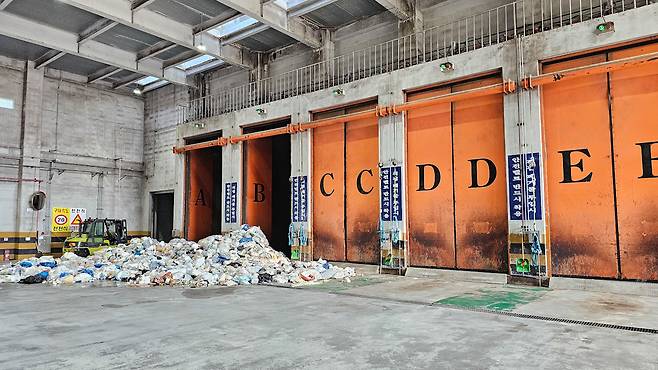 3일 오전 제주시 동복리 제주환경자원순환센터 소각로 앞에 쌓여있는 쓰레기. ⓒ제주의소리