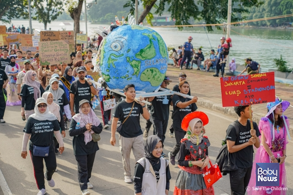 환경의 날을 맞아 캠페인 메세지를 전달하는 아동들. ⓒ세이브더칠드런