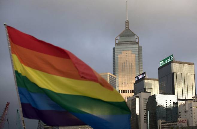 2015년 홍콩 시내에 LGBTQ를 상징하는 무지개 깃발이 걸려있다. (사진=AFP)