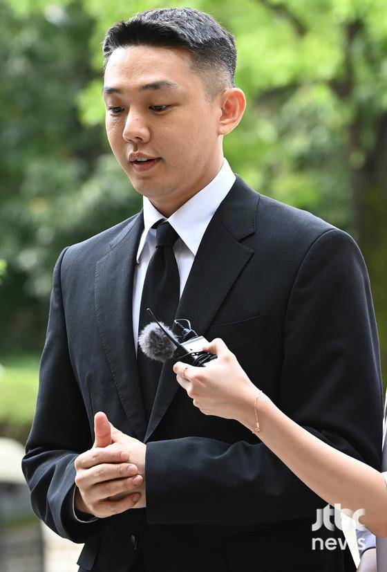 마약류 관리에 관한 법률 위반 등 혐의로 기소된 배우 유아인(본명 엄홍식)이 3일 오후 서울 서초구 중앙지법에서 열린 선고 공판에 출석하고 있다. 김현우 엔터뉴스팀 기자 kim.hyunwoo3@jtbc.co.kr (콘텐트비즈니스본부)