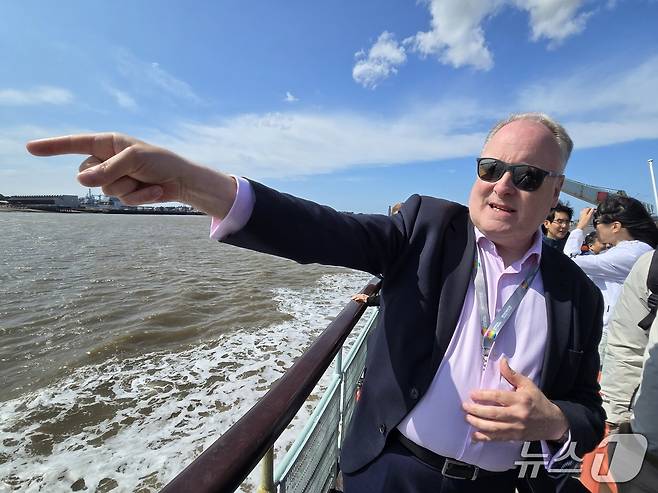 마크 놀스 리버풀 광역지방자치단체 저탄소정책국장이 6월 26일(현지시간) 리버풀 머지강에서 재생에너지 거점 시설에 대해 설명하고 있다. ⓒ 뉴스1 황덕현 기자