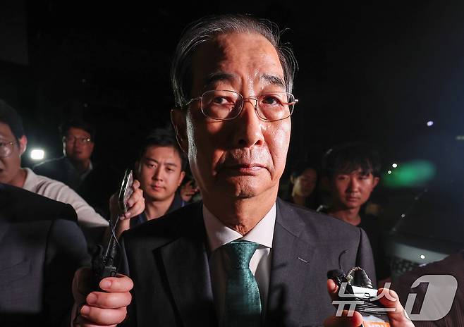 한덕수 전 국무총리가 2일 서울 서초구 서울고등검찰청에 마련된 내란특검 사무실에서 조사를 받은 후 귀가하고 있다. 2025.7.2/뉴스1 ⓒ News1 김성진 기자