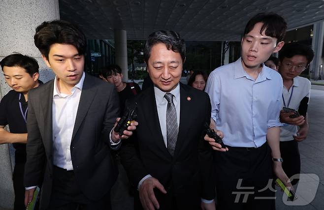 안덕근 산업통상자원부 장관이 2일 서울 서초구 서울고등검찰청에 마련된 내란특검 사무실에서 조사를 받은 후 귀가하고 있다. 2025.7.2/뉴스1 ⓒ News1 김성진 기자