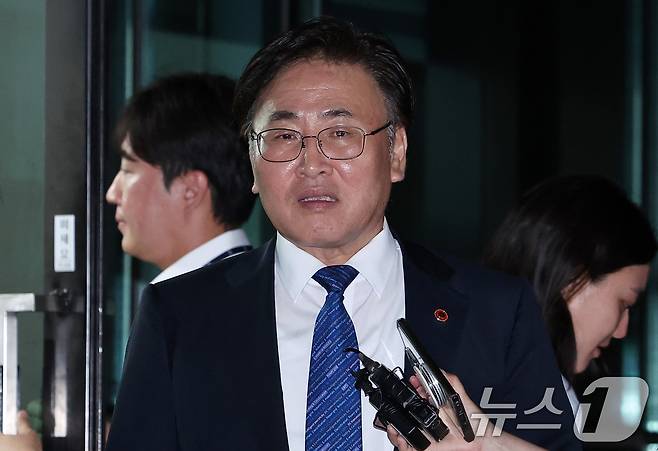 유상임 과학기술정보통신부 장관이 2일 서울 서초구 서울고등검찰청에 마련된 내란특검 사무실에서 조사를 받은 후 귀가하고 있다. 2025.7.2/뉴스1 ⓒ News1 김성진 기자